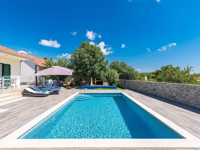 PoolOfHouse