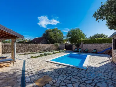 PoolOfHouse
