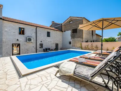 PoolOfHouse