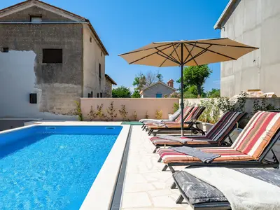PoolOfHouse