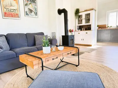 Wohnbereich mit Couch und Blick zur Küche
