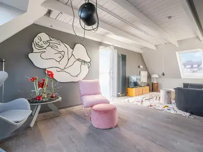 Wohnbereich im 1 OG mit Meerblick, TV-Ecke, Essbereich und Küche