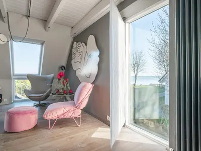 Wohnbereich im 1 OG mit Meerblick, TV-Ecke, Essbereich und Küche