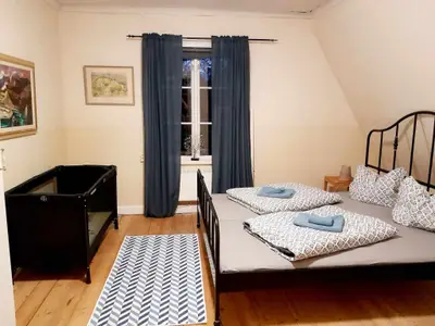 Schlafzimmer mit optionalem Kinderbett im OG