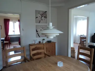 Esszimmer mit ausziehbaren robusten Holztisch für mind. 8 Personen