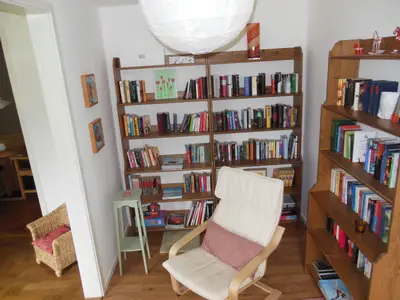 Gut sortierte Bibliothek mit Schreibtisch