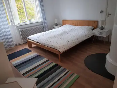Großes Schlafzimmer mit Balkon