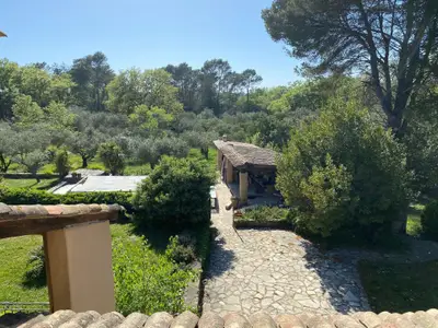Blick auf das Poolhaus, den Park und das Schwimmbad