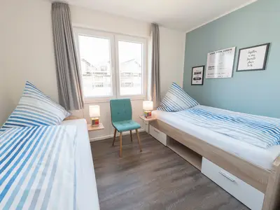 Schlafzimmer mit zwei Einzelbetten
