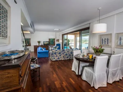 Diese luxuriöse Villa ist mit antiken Möbelstücken aus Familienbesitz ausgestattet, von denen viele aus dem 20. 