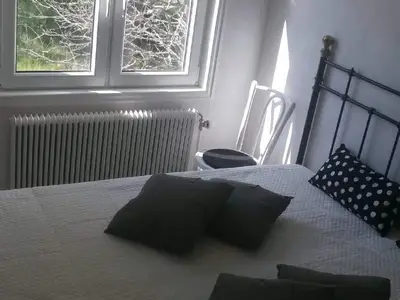 Schlafzimmer mit Doppelbett