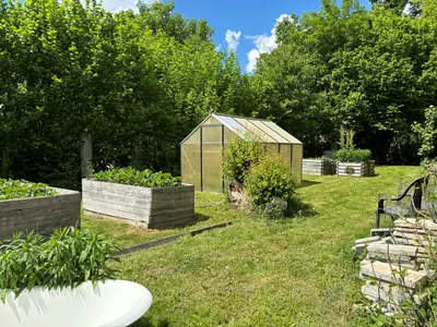 Gemüsegarten mit Gartenhäuschen - jeder darf mithelfen und ernten