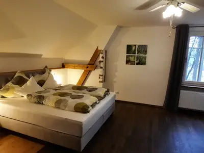 Schlafzimmer mit Boxspringbett in Überlänge 220 cm