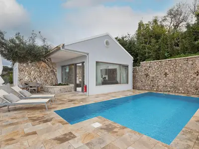 PoolOfHouse