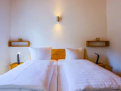 Ferienhaus MöwenKieker gemütliches Doppelbett im Schlafzimmer