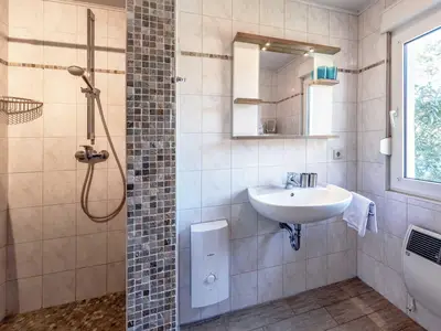 Ferienhaus MöwenKieker Badezimmer mit Dusche
