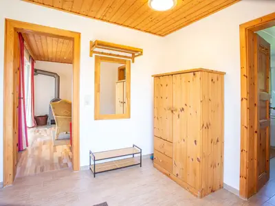 Ferienhaus MöwenNest Blick in den Flur mit Kleiderschrank