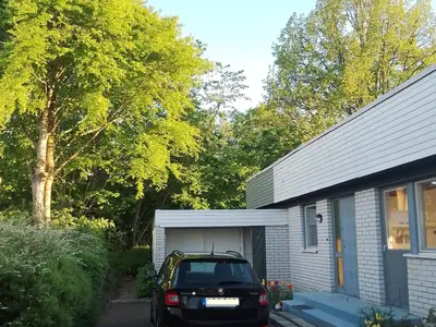 Parkplatz vorm Eingang