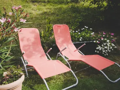 Liegestühle im Garten