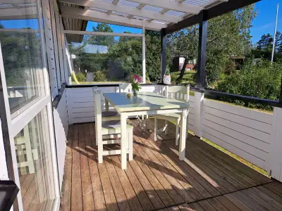 überdachte Terrasse hinter dem Haus