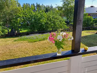 Blick von der überdachten Terrasse in den Garten