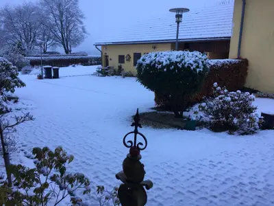 Hof im Schnee