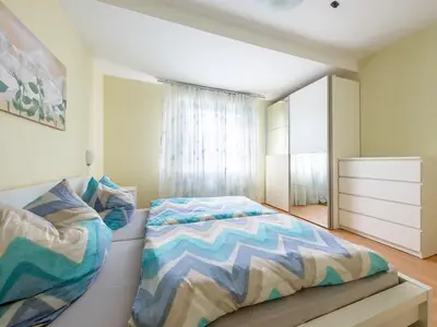 Großes Schlafzimmer mit Doppelbett