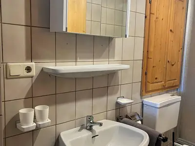 Badezimmer mit Dusche und WC
