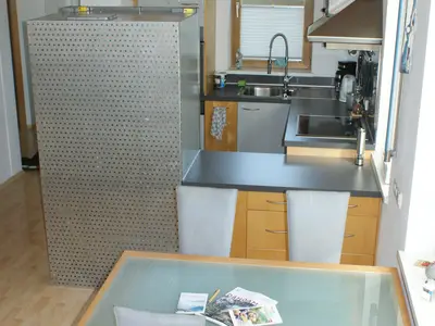 Kueche mit ausziehbarem Esstisch