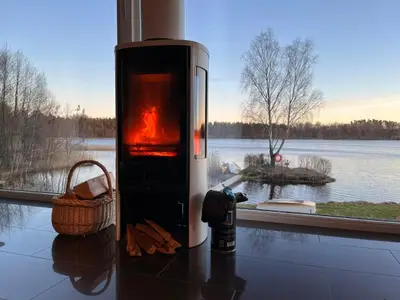 Brennholz ist vorhanden. Ein Kanu + ein Ruderboot inklusive + ein Optimist Segelboot inklusive (hinten im bild).