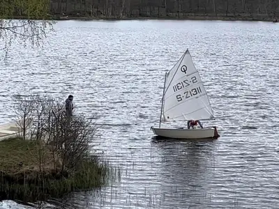 Optimist Segelboot inklusive. Auch ein Kanu und ein Ruderboot.