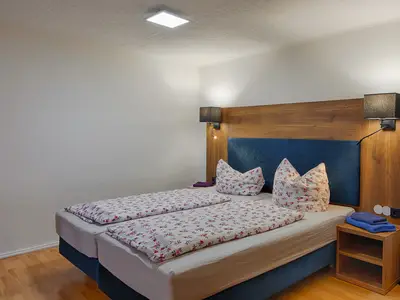 2. Schlafzimmer mit drei Betten