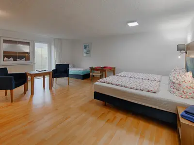 1. Schlafzimmer mit drei Betten