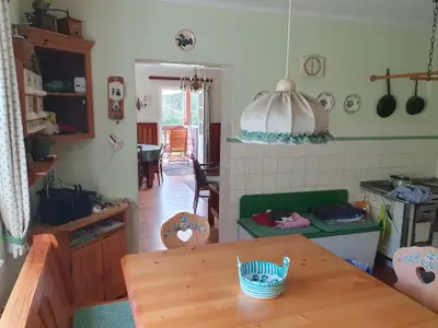 Küche mit Blick auf Wohnzimmer und Veranda
