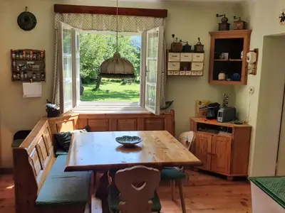 Küche mit Blick in Garten