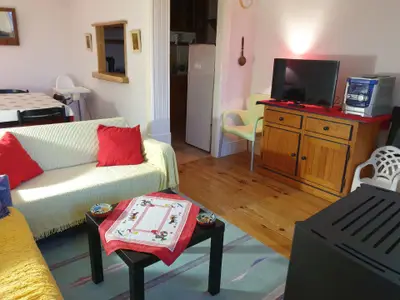 Wohnzimmer mit Essbereich und offener Küche.