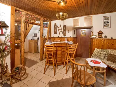 Barzimmer mit Sitzecke und Treppenaufgang