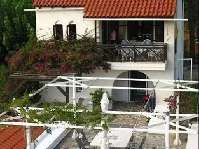 Blick auf das Haus und die große Terrasse. Dachaufbau links: das "Schwalbennest" (Kinderzimmer)..