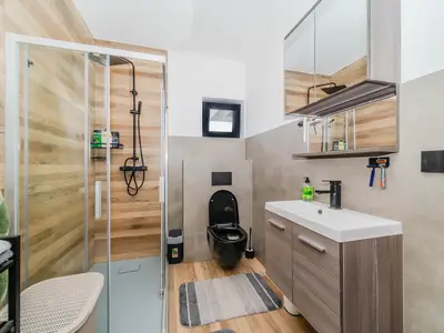Badezimmer mit Dusche