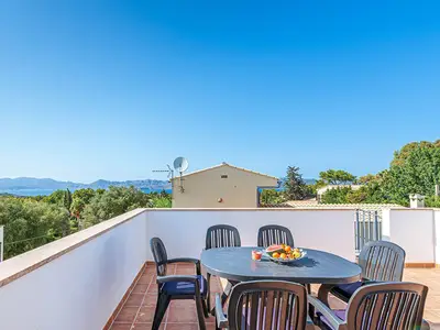Blick aus dem Schlafzimmer DG, auf die   Terrasse und die Bucht von Pollença