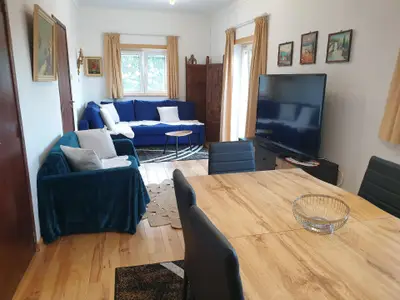 Das geräumige Wohnzimmer mit Esstisch und Sitzecke
