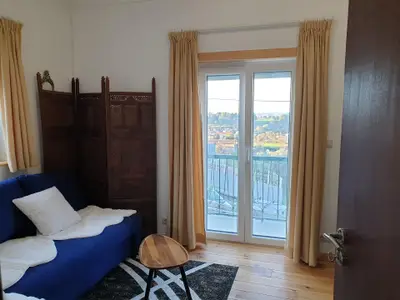 Türen zum Balkon, die sich vom Wohnzimmer aus öffnen lassen, mit großzügiger Aussicht
