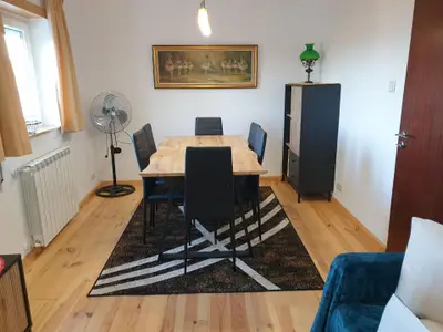 Der ausziehbare Esstisch und das Sideboard