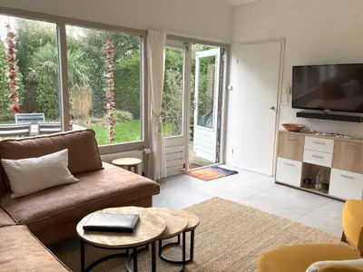 Wohnzimmer mit 42"-Smart-TV und Blick in den Garten