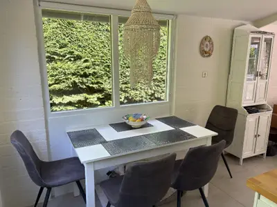 Essbereich mit ausziehbarem Tisch, ein weiterer Stuhl steht zur Verfügung