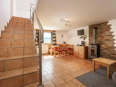 Wohnbereich. Treppe zum OG