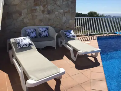 Liegestühle am Pool