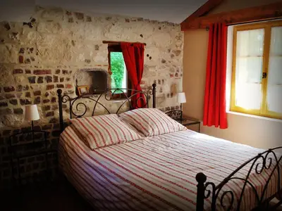 Schlafzimmer mit Doppelbett im Erdgeschoss