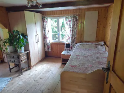 Schlafzimmer OG - Einzelbett, ein zweite Matratze kann ausgezogen werden.