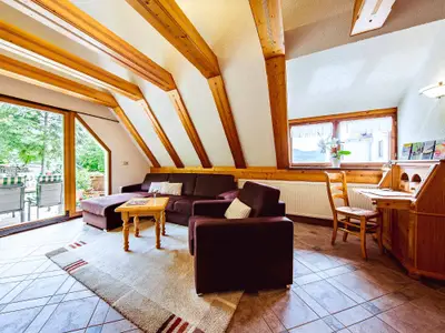 Wohnraum mit Zugang zum Garten